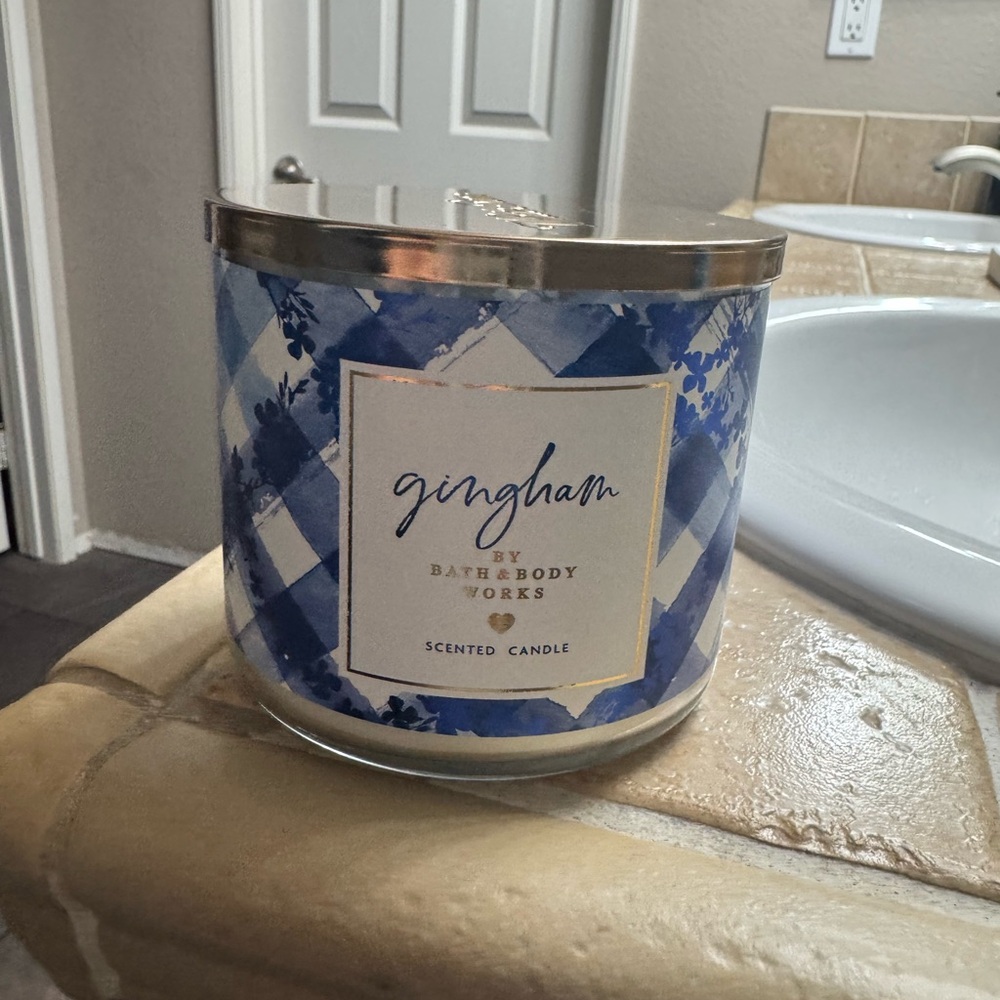 NWT Gingham 3-wicked scented candle ✨